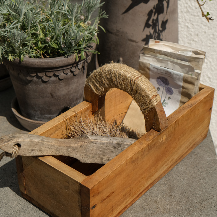 Houten doos met touwhandvat, borstel en zaadzakjes, natuurlijke tuinaccessoires