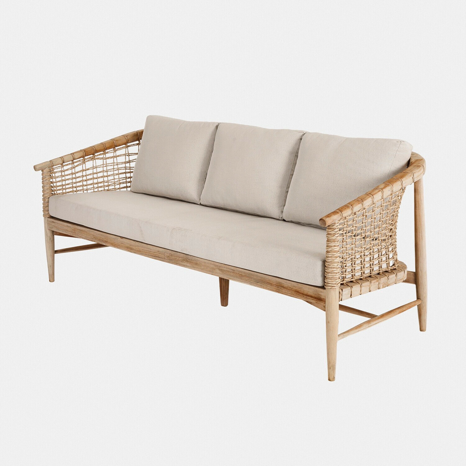 Canapé en bois naturel avec coussins beige et côtés tressés, meuble confortable pour salon