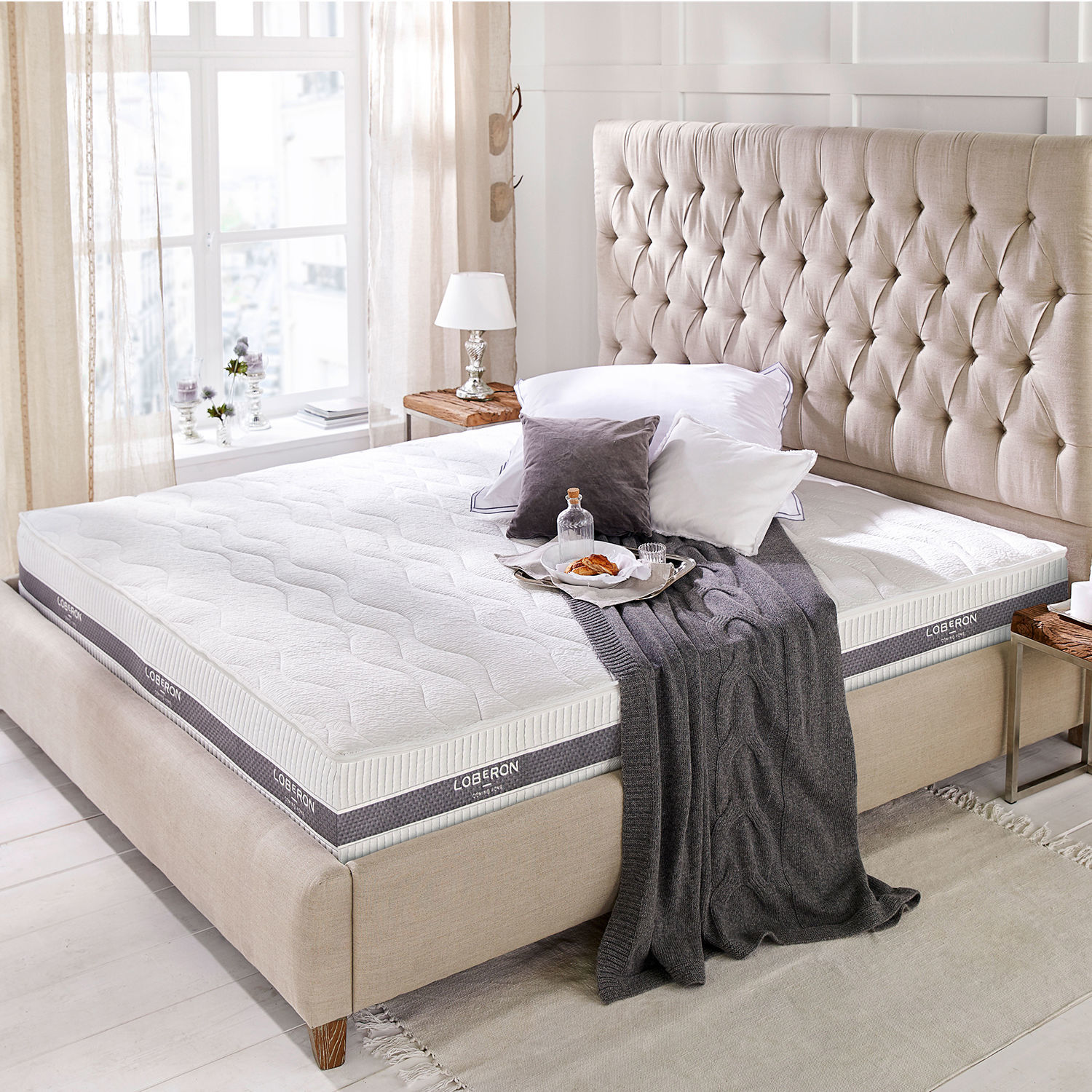Matras 180 x 200 cm set van 2 Turim Moderne witte Loberon-matras op beige bed met gestoffeerd hoofdeinde in lichte slaapkamer