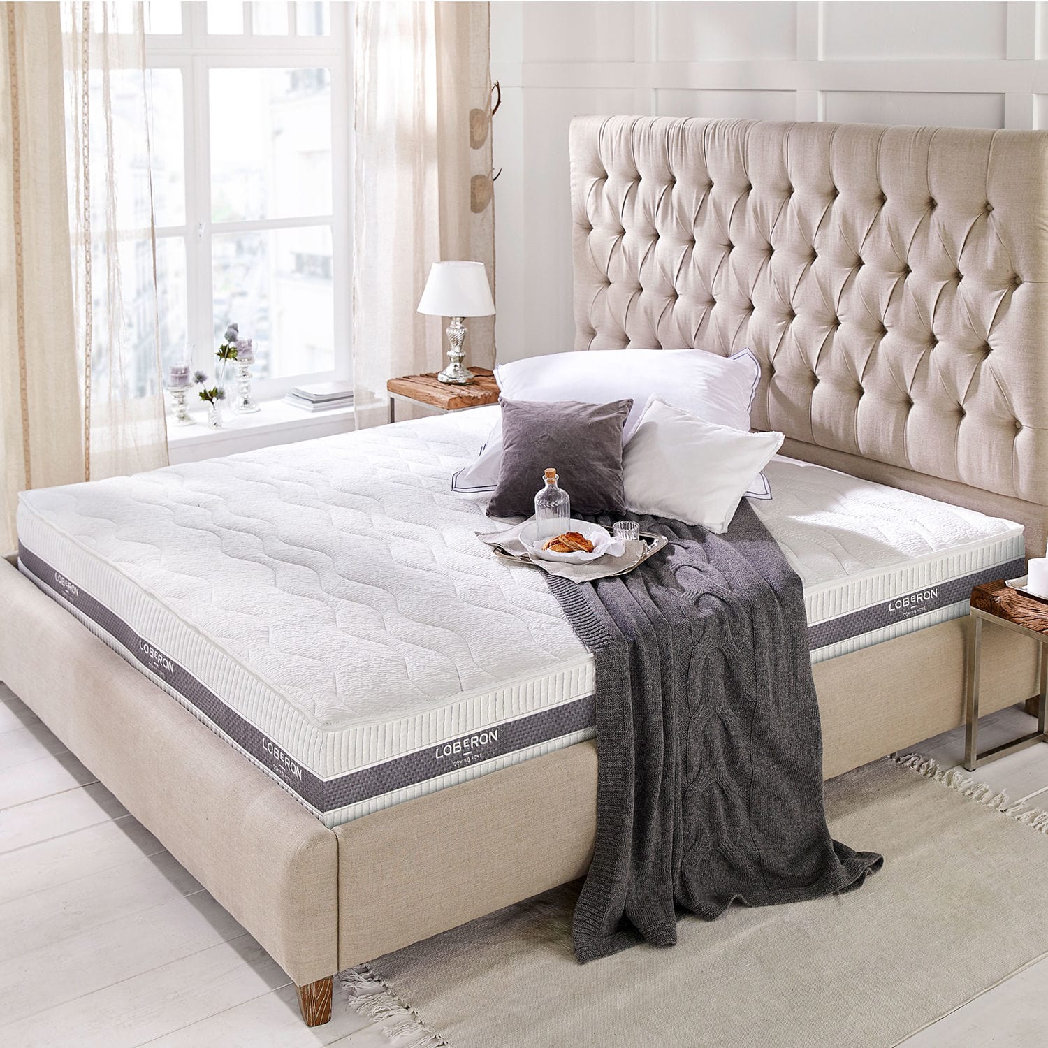 Matras 180 x 200 cm set van 2 Turim Moderne witte Loberon-matras op beige bed met gestoffeerd hoofdeinde in lichte slaapkamer