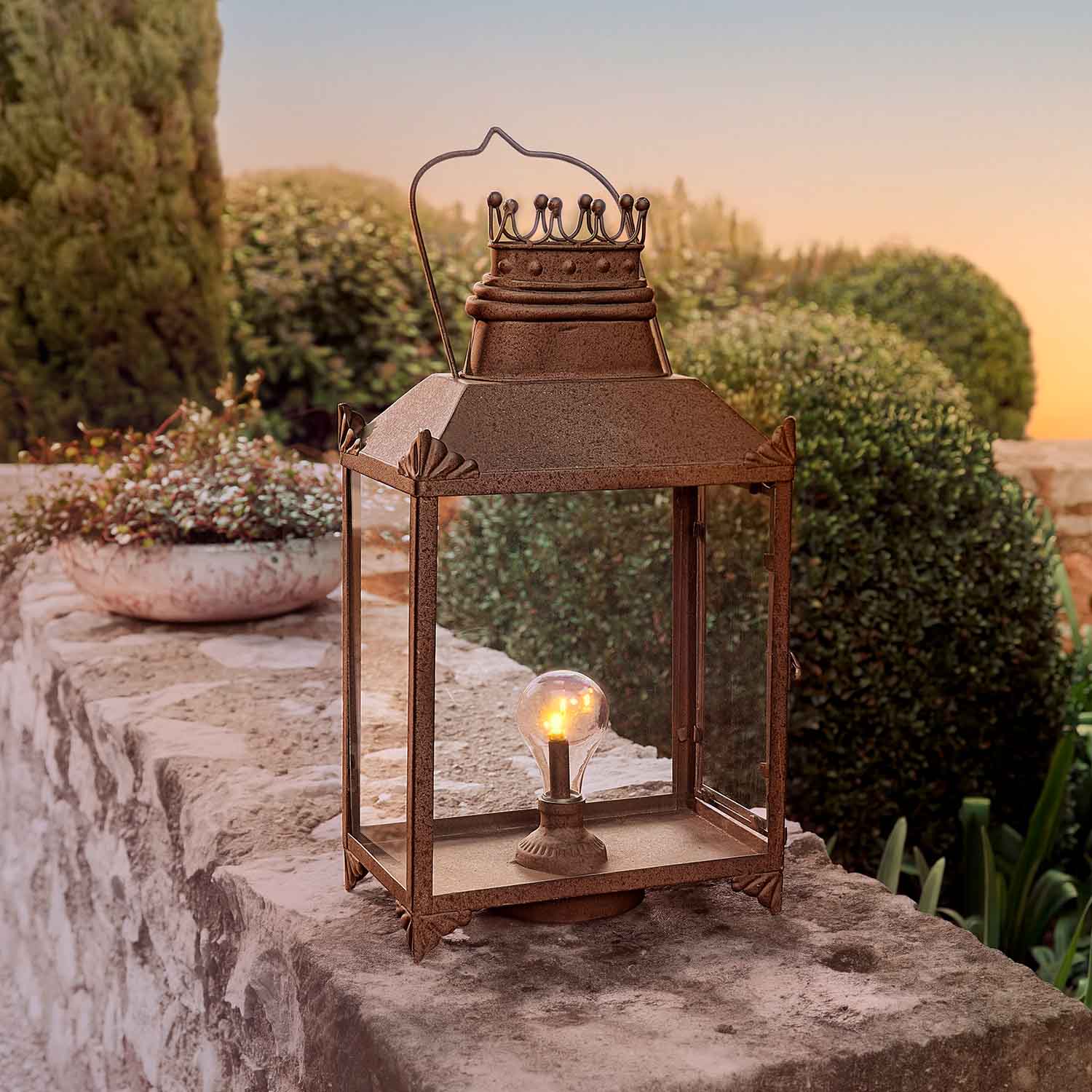 Lanterne de jardin en métal rouillé avec ampoule, décoration rustique pour terrasse ou extérieur