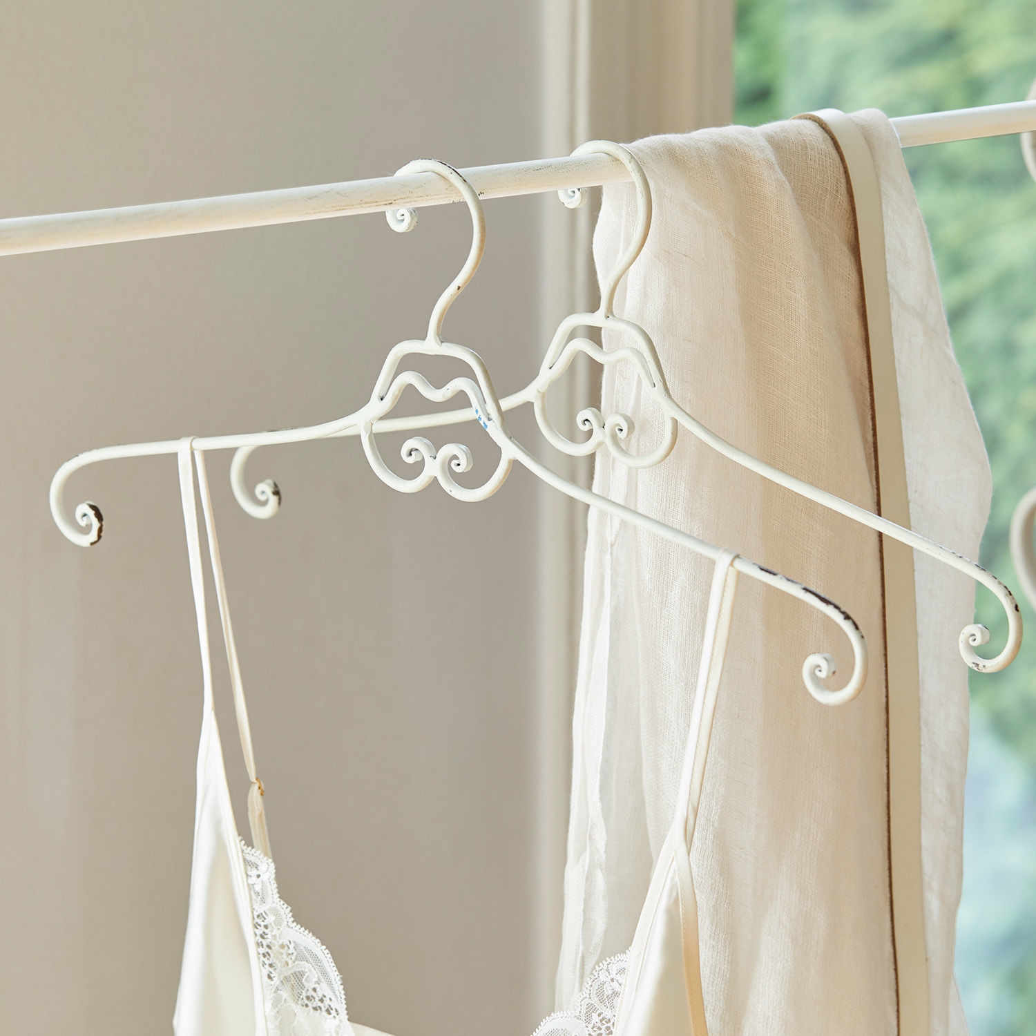 Kledinghanger set van 2 Guin Witte metalen kledinghangers met decoratieve krullen voor lichte kleding en vintage stoffen