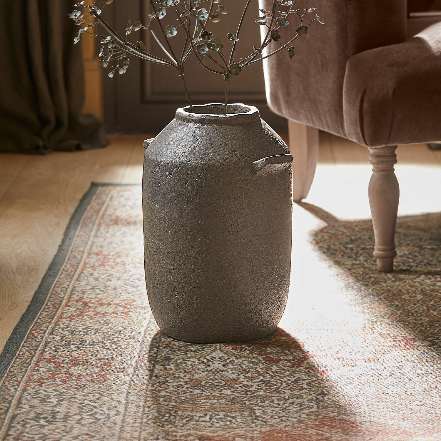 Vaas Duvelle Grote decoratieve vaas van grijs keramiek op tapijt in stijlvolle kamer met metalen bloemen