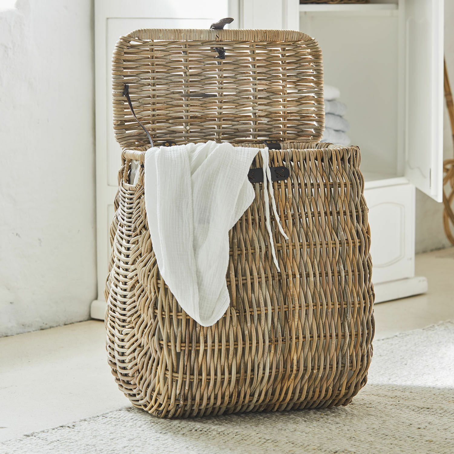 Wasmand Solinette Wasmand van natuurlijk riet met witte handdoek, praktische opbergruimte voor badkamer of wasruimte