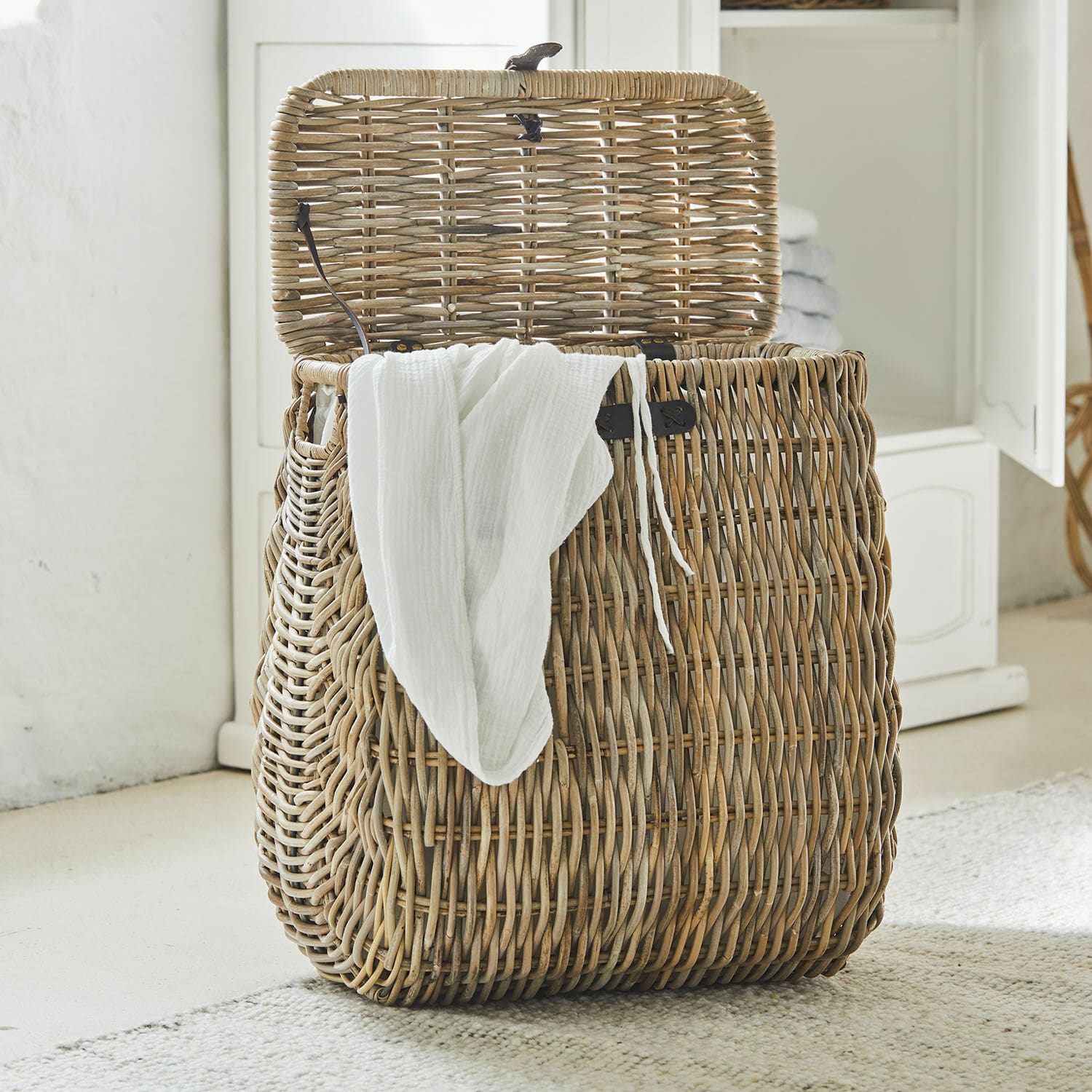 Wasmand Solinette Wasmand van natuurlijk riet met witte handdoek, praktische opbergruimte voor badkamer of wasruimte