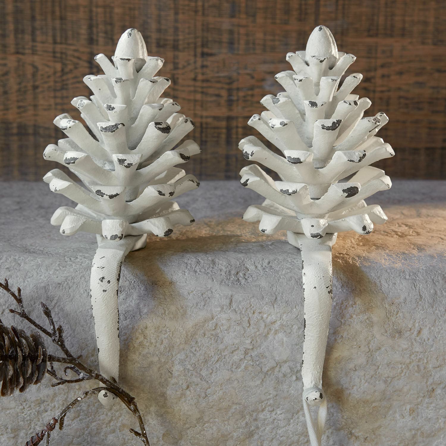 Lot de 2 pommes de pin en métal Firenza Paire de crochets en métal blanc en forme de pomme de pin avec finition vieillie pour décoration festive