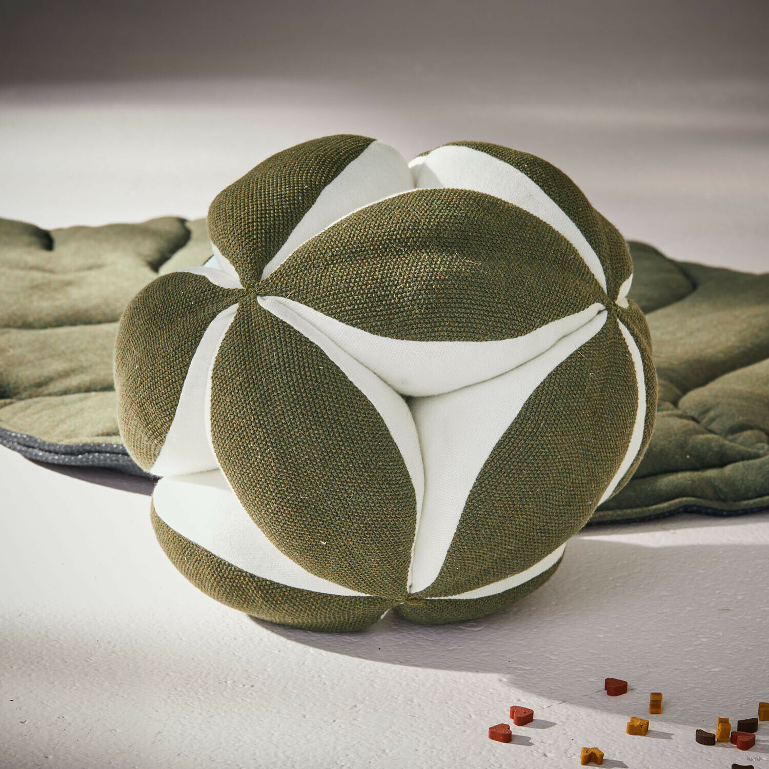 Jouet Wuslina Coussin décoratif en tissu vert olive et blanc avec forme géométrique douce et moderne