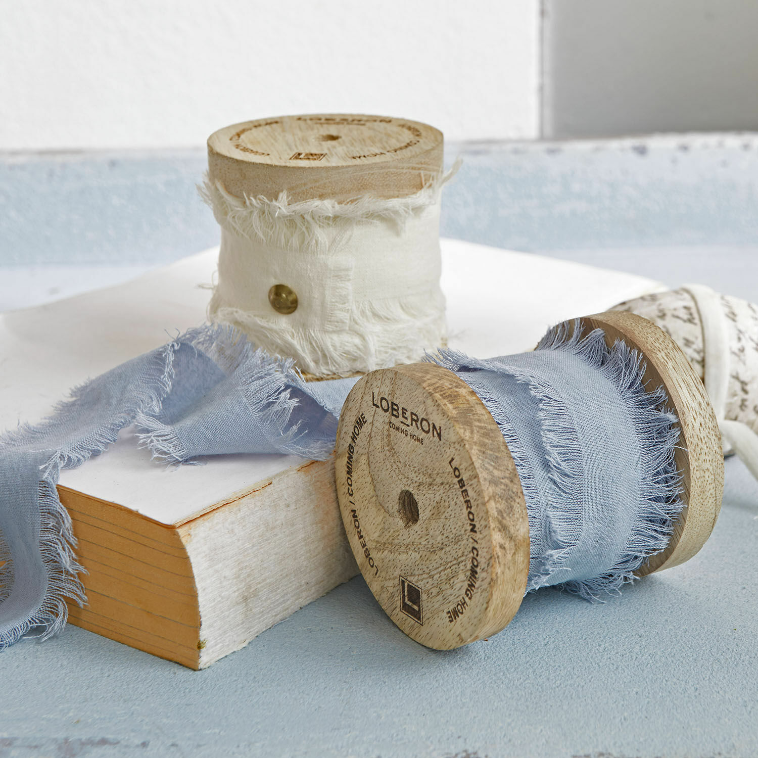 Lot de 2 rubans Valethor Deux bobines en bois avec ruban en coton blanc et bleu clair pour décoration intérieure