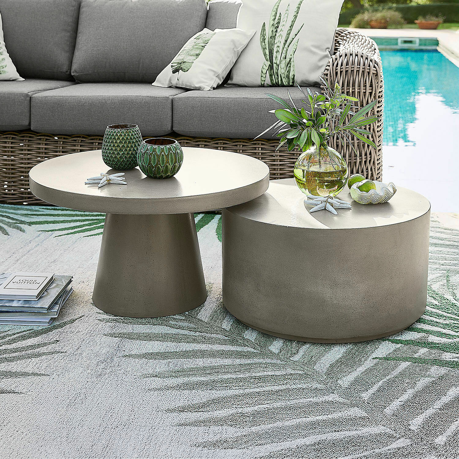 Salontafel set van 2 Divertente Set van twee ronde grijze betonnen bijzettafels op terras met bank en zwembad