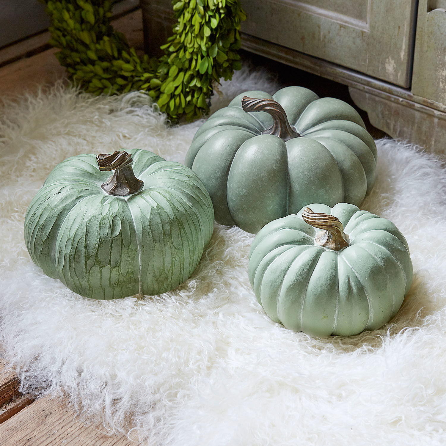 Lot de 3 citrouilles Villazon Trois citrouilles décoratives vertes sur un tapis en fausse fourrure blanche pour décoration d'automne