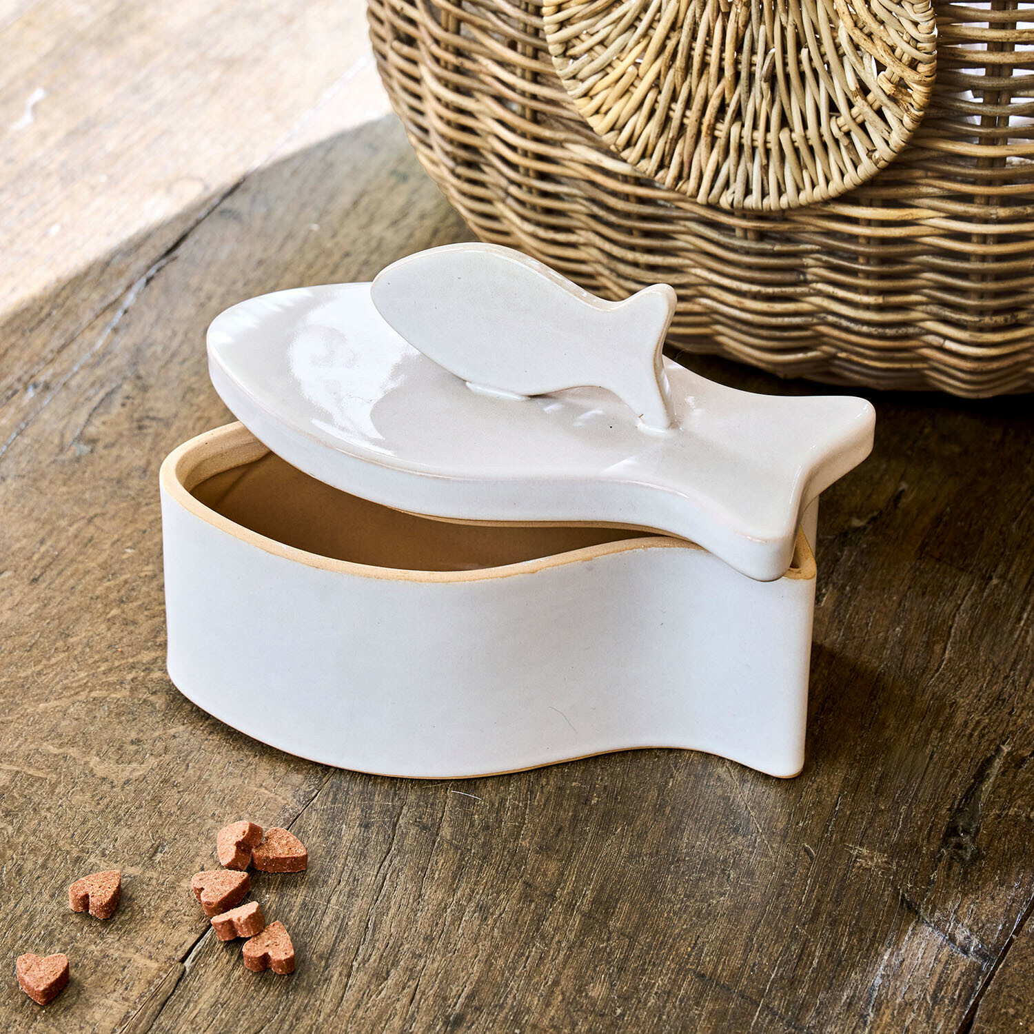 Boîte Felluna Boîte en céramique blanche en forme de poisson avec couvercle posée sur une table en bois, décoration pratique