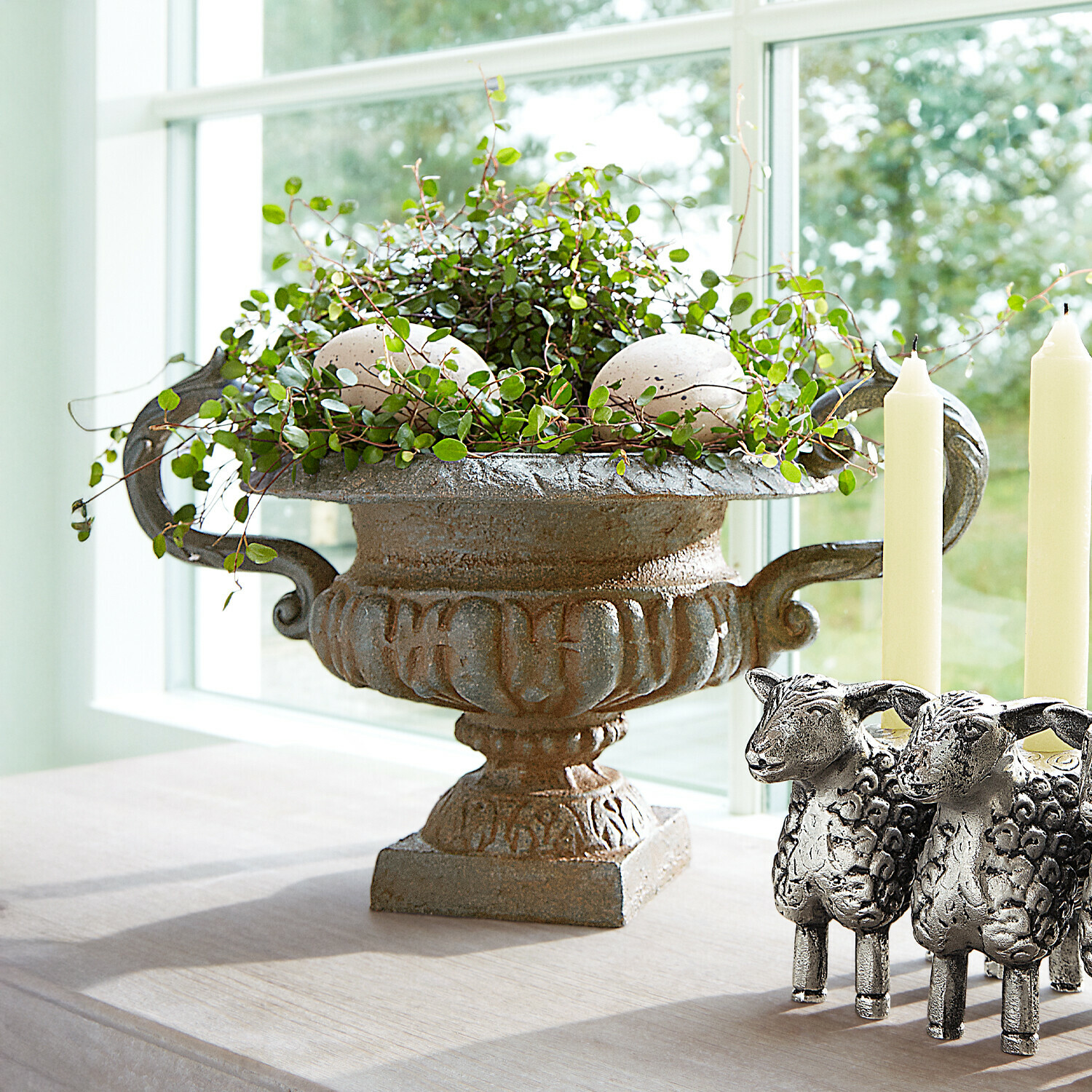 Amfoor Iverlon Decoratieve metalen schaal in vintage stijl met groene bladeren en witte stenen op tafel