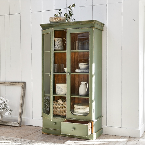 Groene houten vitrinekast met glazen deuren en lade, vintage stijl, opbergmeubel