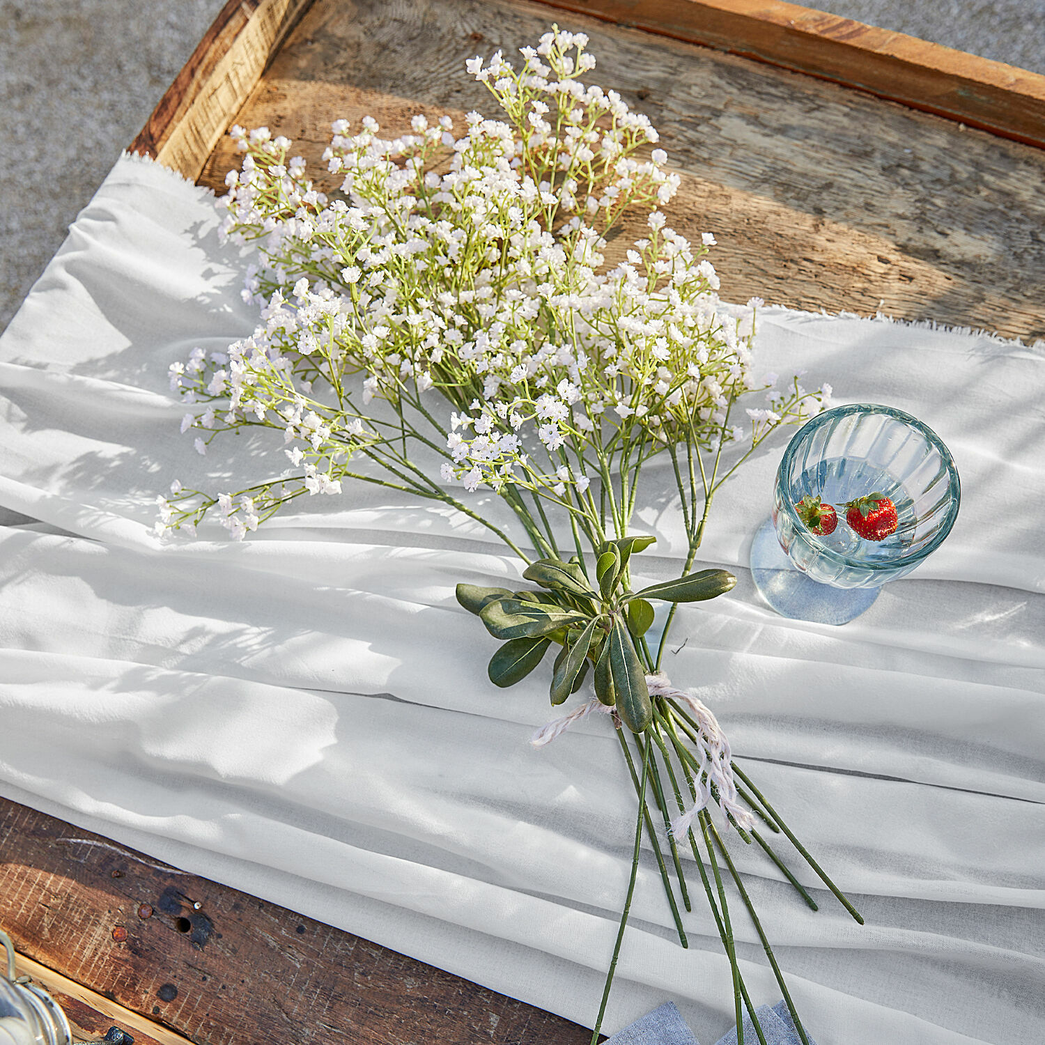 Sierboeket Lorraine Boeket witte bloemen op witte stof op houten tafel, natuurlijke interieurdecoratie