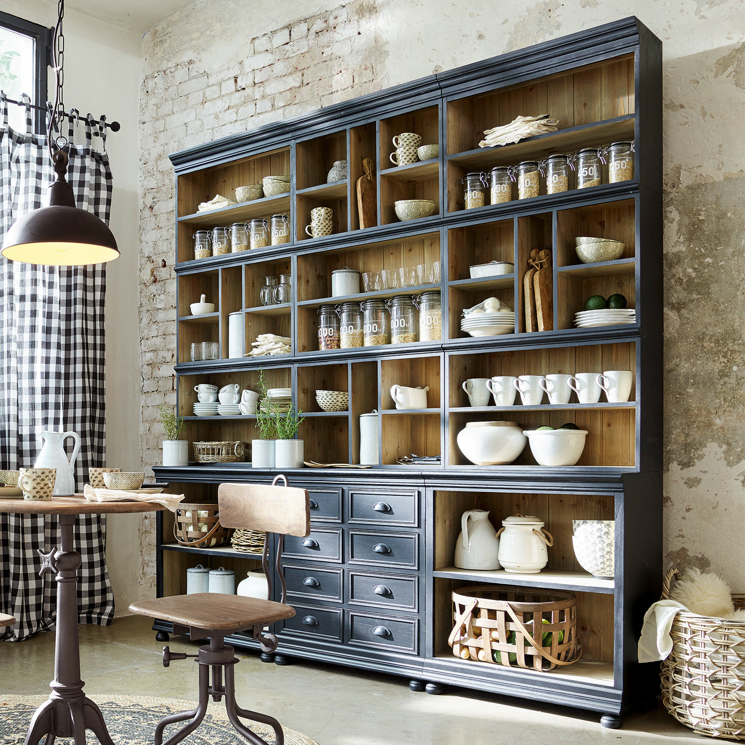 Vaisselier Shrewsbury Grande vitrine en bois noir avec étagères ouvertes et tiroirs, style rustique pour cuisine