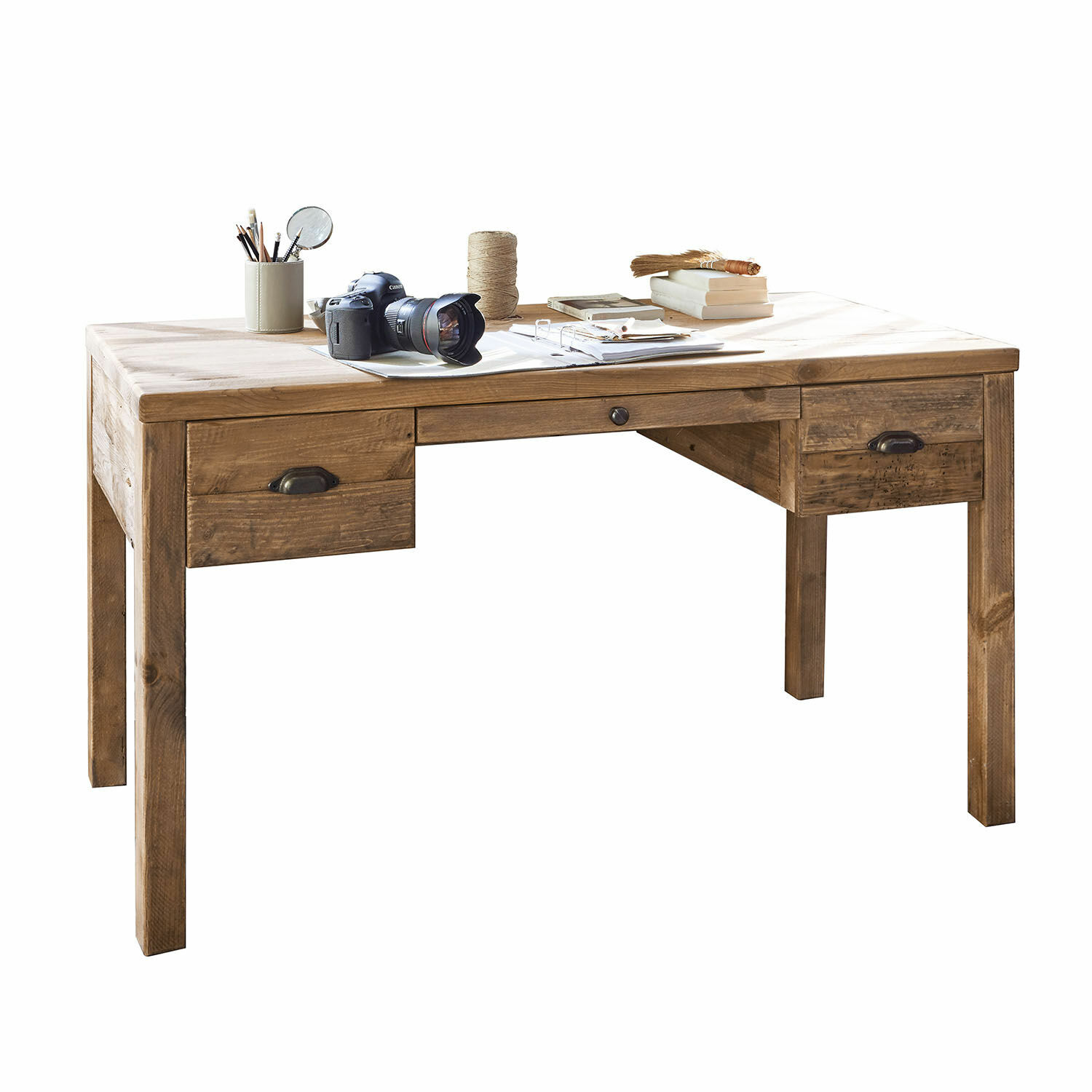 Bureau Kerava Houten bureau in natuurlijke kleur met laden, schrijfgerei en camera erop geplaatst