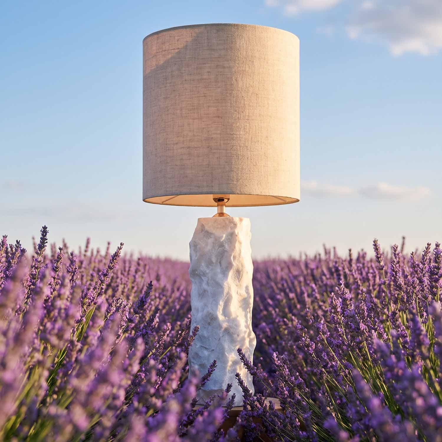 Tafellamp met witte marmeren voet en beige kap in lavendelveld, woondecoratie
