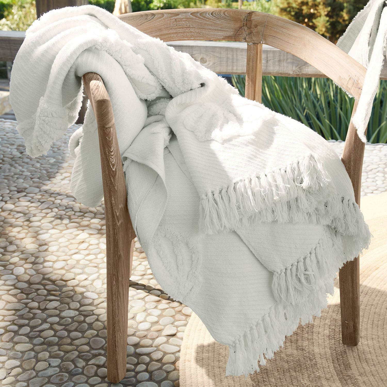 Plaid Saroufa Plaid blanc en coton avec franges sur chaise en bois, décoration intérieure et extérieure cosy