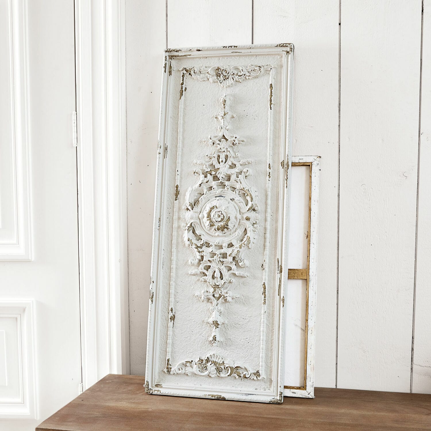 Sierpaneel Corsy Wit decoratief houten wandpaneel met versiering, vintage stijl, interieurdecoratie