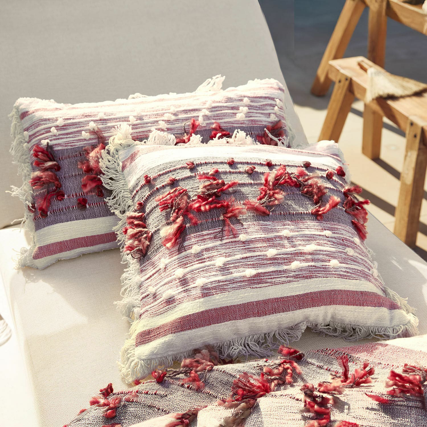 Kussenhoes set van 2 Yazmira Decoratieve katoenen kussens met rood-witte strepen, franjes en zachte details in boho stijl