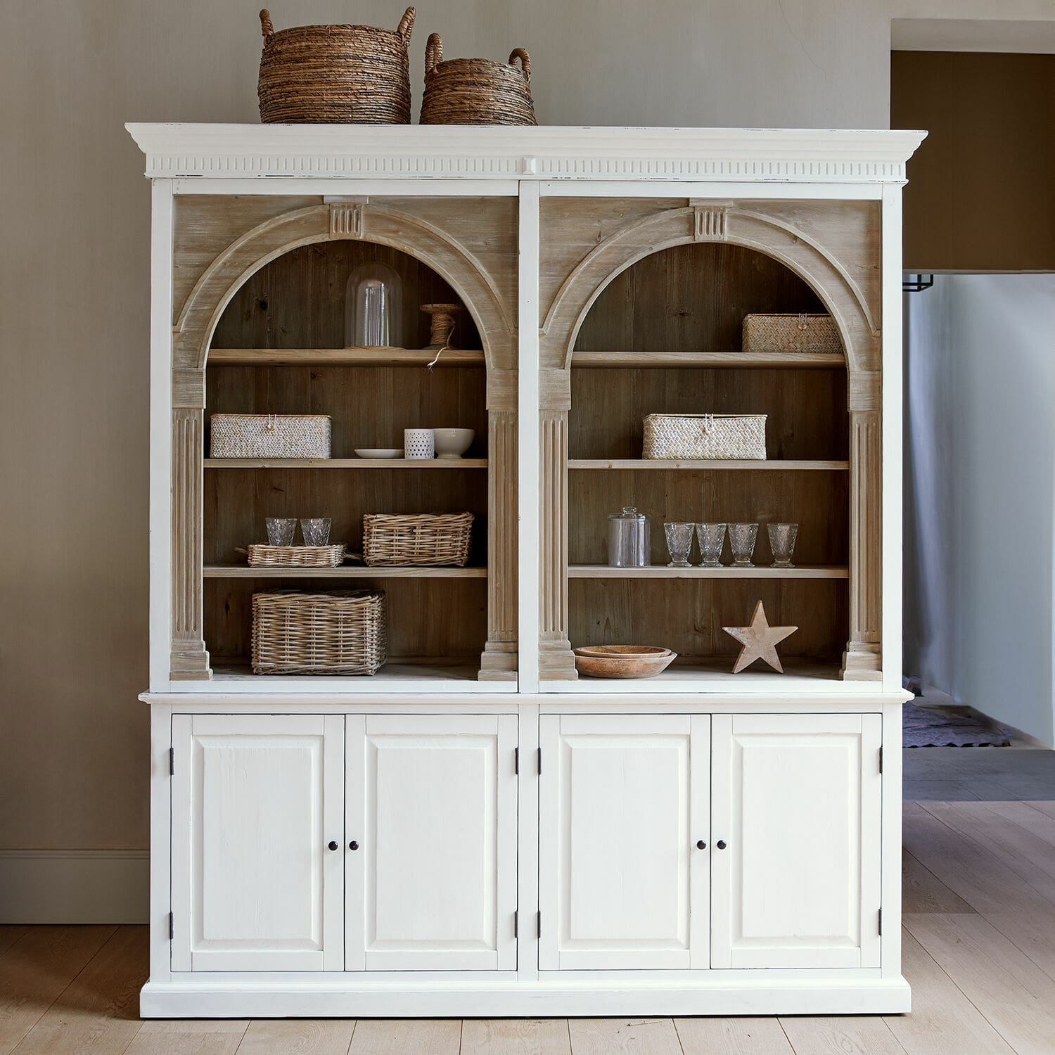 Buffet Brenneville Buffet en bois blanc avec étagères et paniers en rotin, meuble rustique de rangement