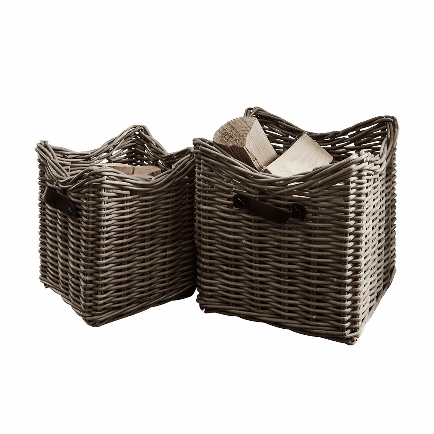 Lot de 2 paniers Morrilton Ensemble de deux paniers en osier gris avec poignées, remplis de bûches de bois de chauffage