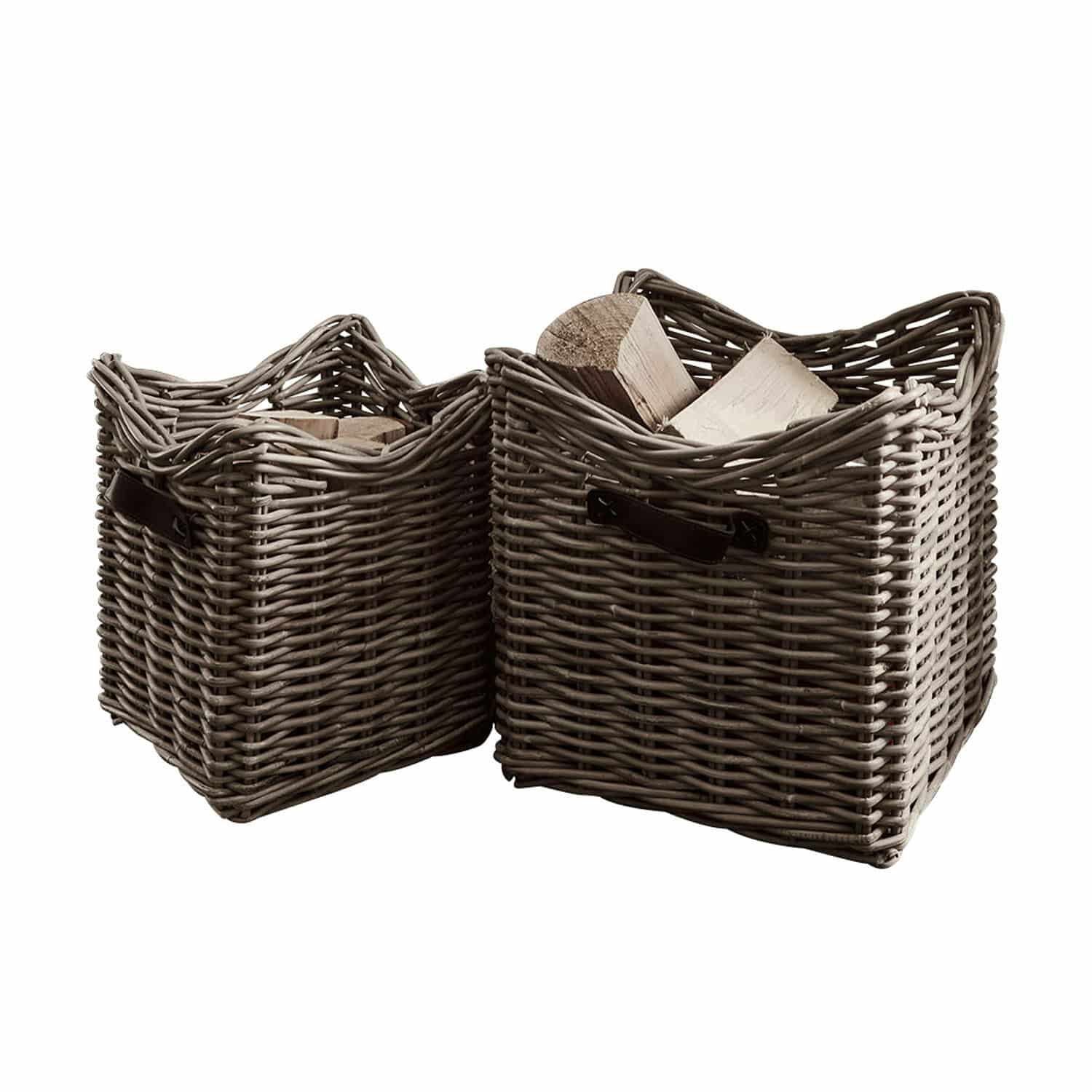 Lot de 2 paniers Morrilton Ensemble de deux paniers en osier gris avec poignées, remplis de bûches de bois de chauffage