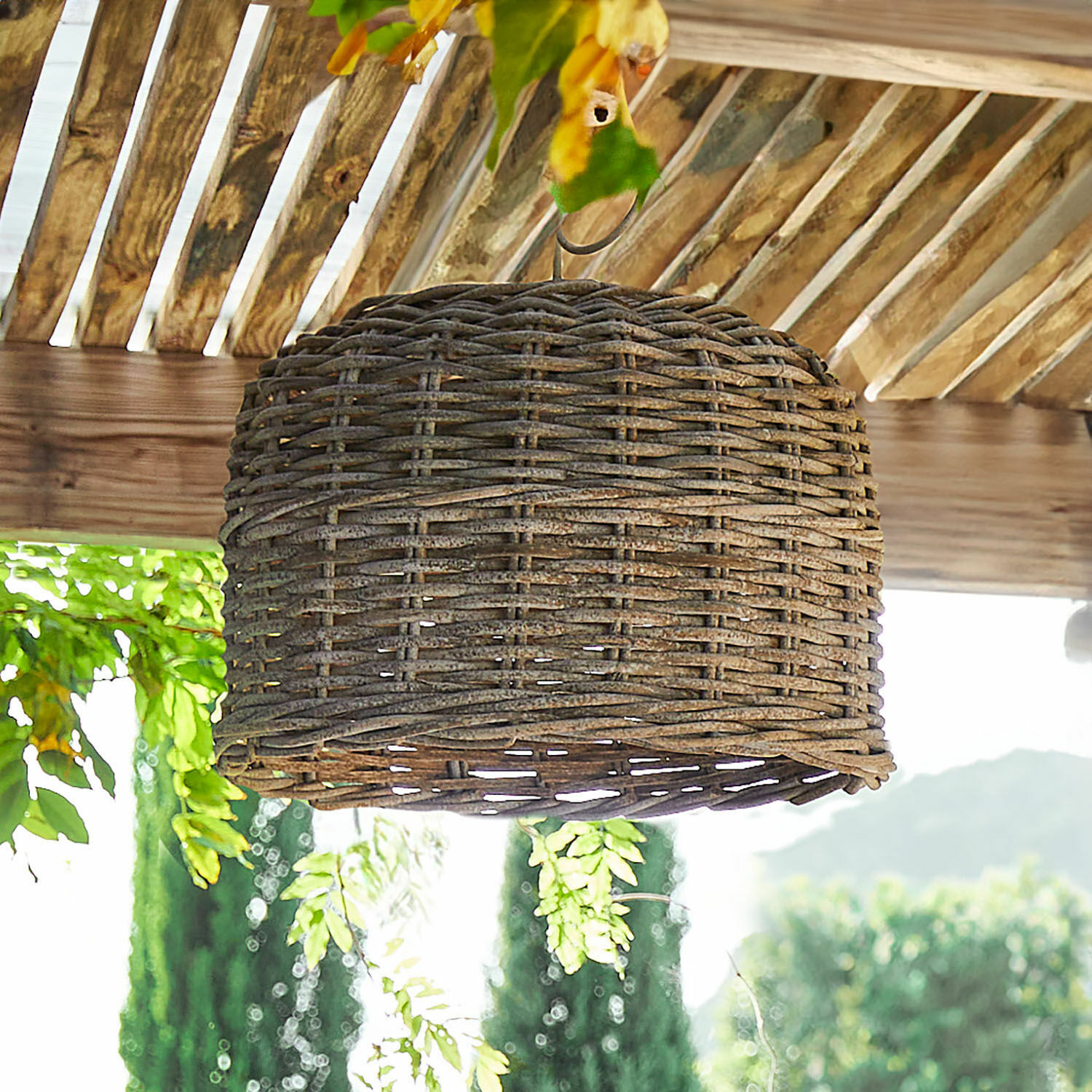 Abat-jour Gilex Suspension en osier brun naturel sous un toit en bois, lampe décorative pour jardin extérieur