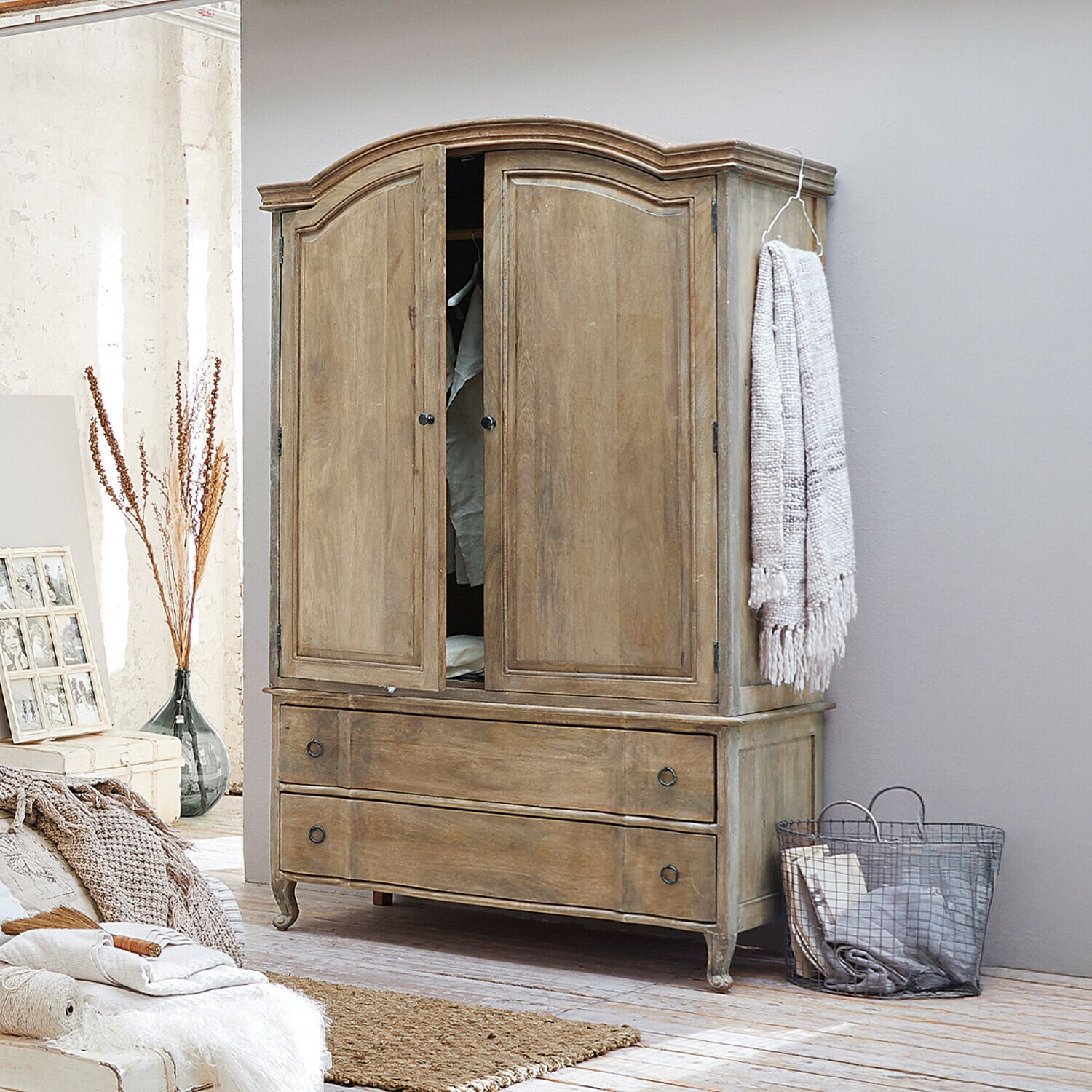 Kast Richert Houten kast met twee deuren en lades in natuurlijke kleur voor slaapkamer