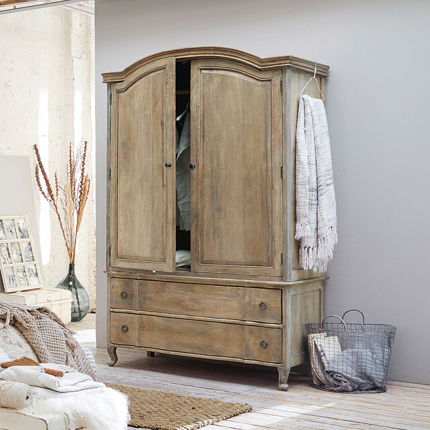 Armoire Richert Armoire en bois naturel avec portes et tiroirs, meuble de chambre à coucher rustique