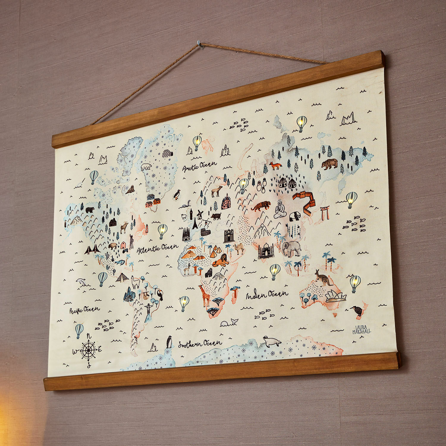 Décoration murale à LED Chaumont Carte du monde illustrée avec animaux et monuments sur toile encadrée en bois, décoration murale