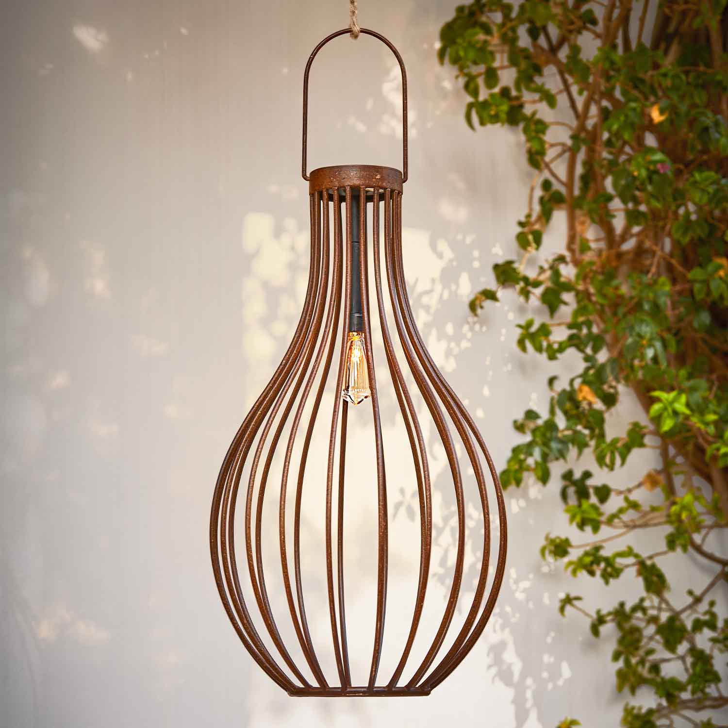 Suspension en métal rouillé en forme de poire avec ampoule visible, lampe décorative pour jardin
