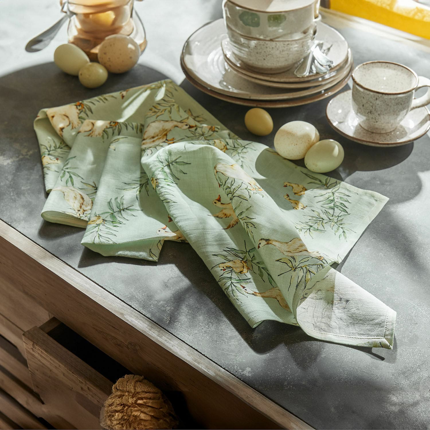 Servet set van 4 Gubbio Groen linnen keukendoek met kippen- en bladmotief op keukentafel