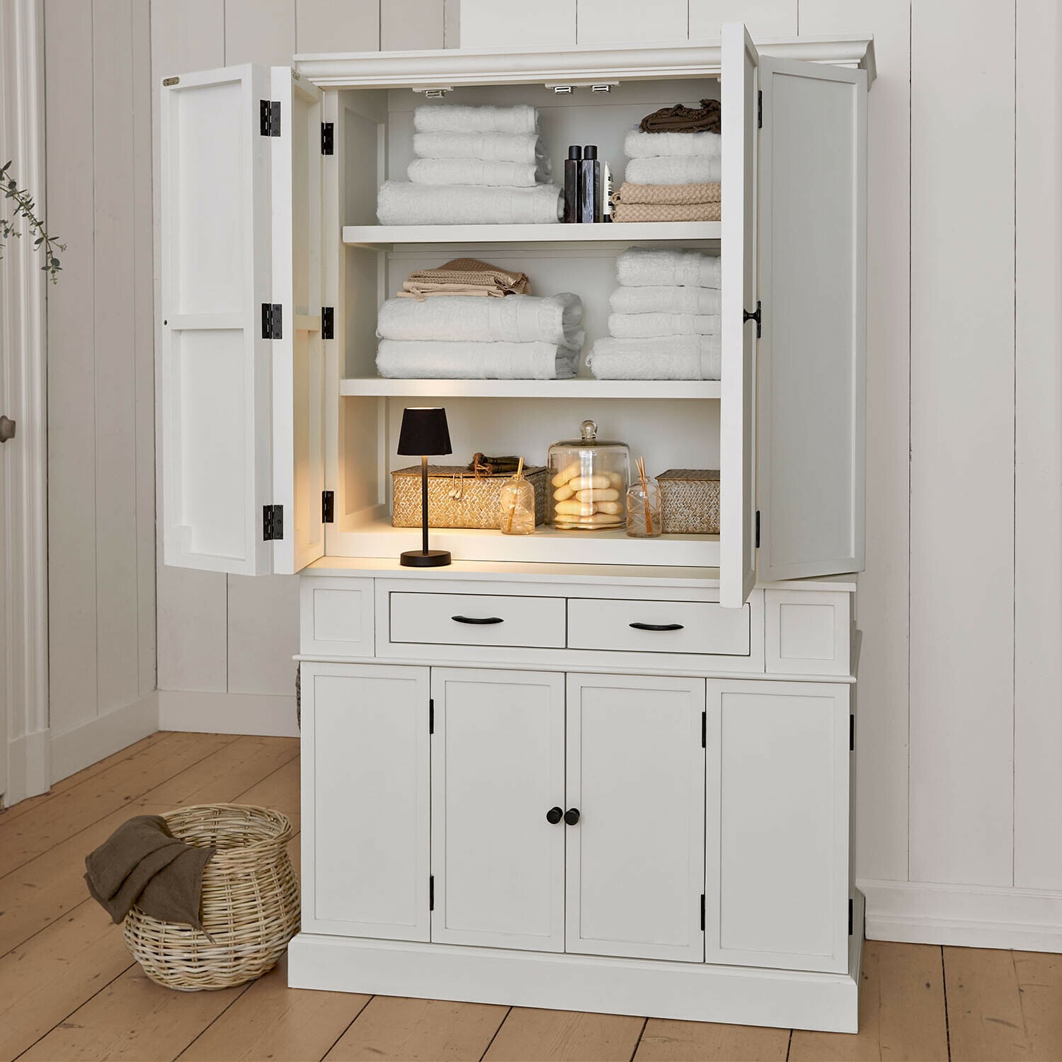 Kast Lydia Witte houten kast met open deuren, witte handdoeken en decoraties, badkamermeubel