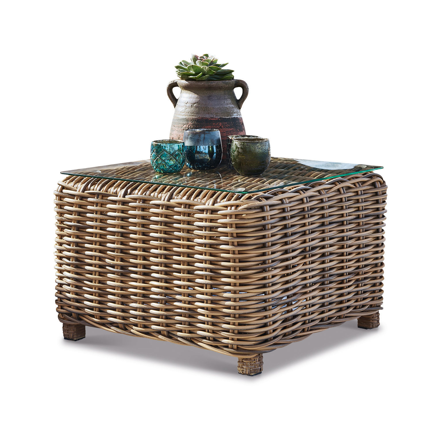 Table basse Cubo Table carrée en rotin avec plateau en verre, décorée de bougies et d’un pot avec plante succulente