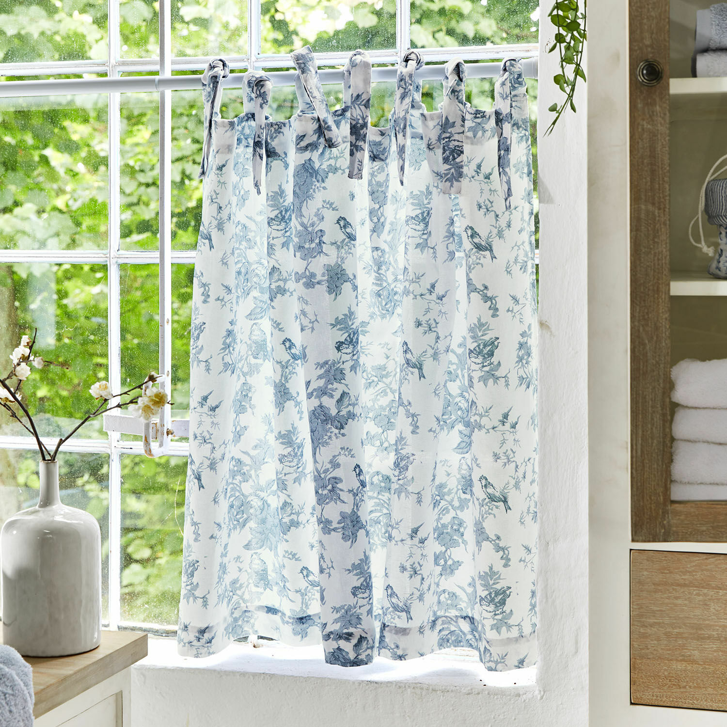 Vitrage Emilie Witte katoenen gordijn met blauw bloemen- en vogelmotief, decoratieve raamversiering