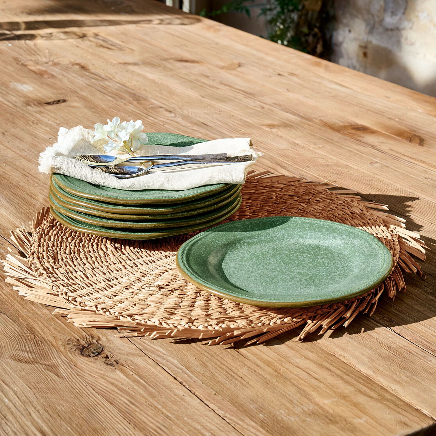 Dessertbord set van 6 Norrvik Set groene keramische borden op gevlochten placemat op houten tafel met metalen bestek