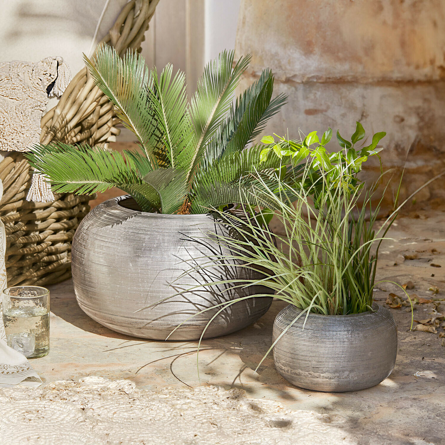Sierpot set van 2 Aurnis Twee ronde zilverkleurige metalen plantenbakken met groene planten, natuurlijke tuindecoratie