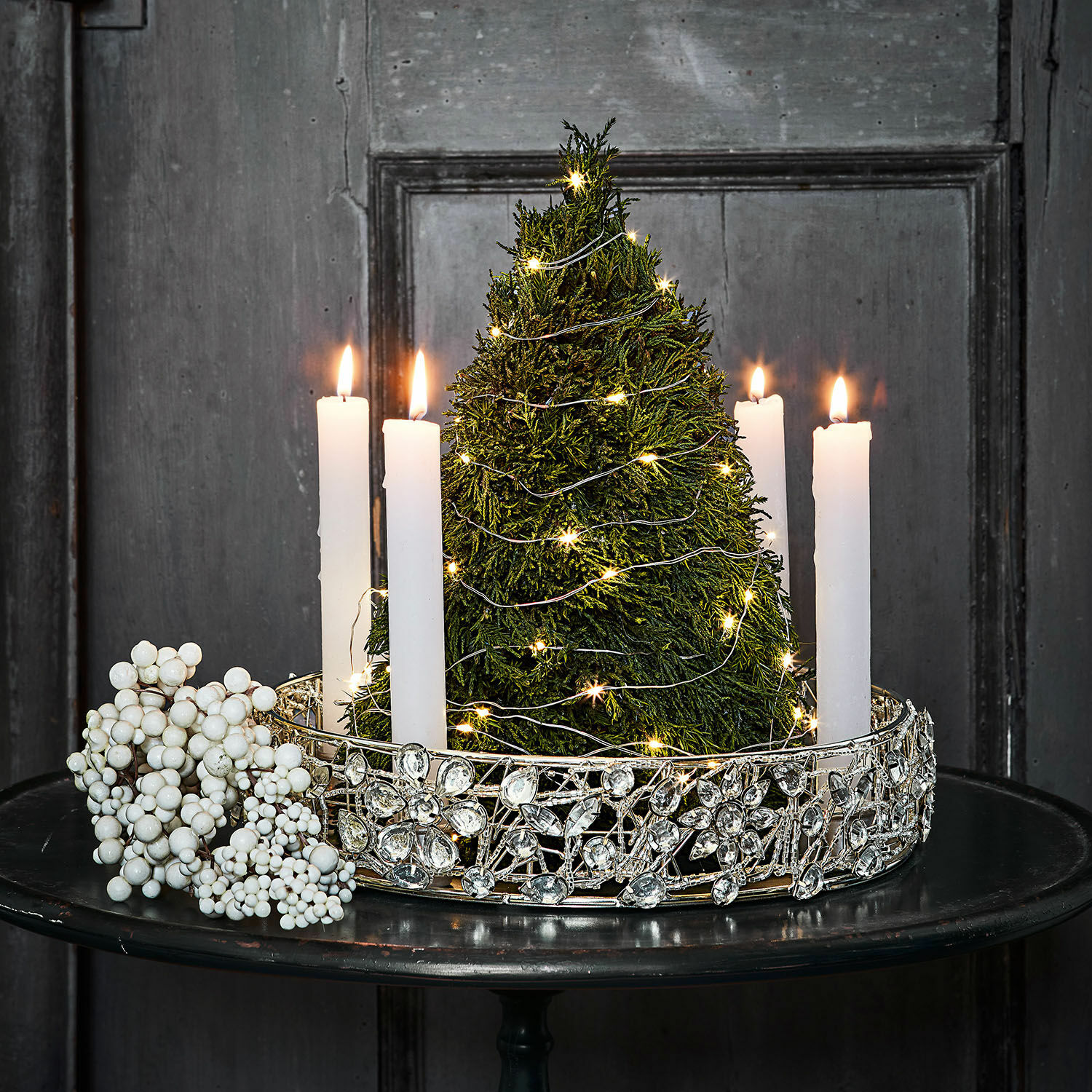 Sierboom Moran Decoratieve kandelaar met witte kaarsen en groene kerstboom met LED-lichtjes op zwarte tafel