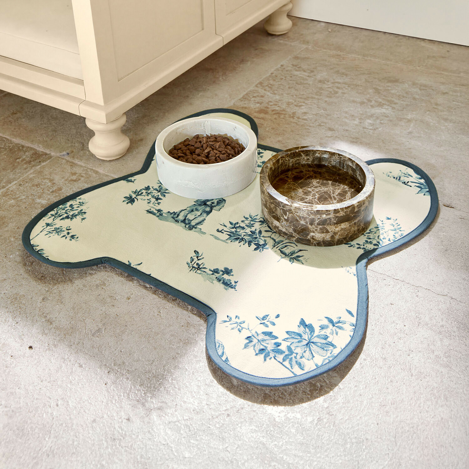 Onderlegger voor voerbakjes Ymélorine Voedermat met blauw bloemenpatroon op crèmekleurige achtergrond en keramische voerbakken voor huisdieren