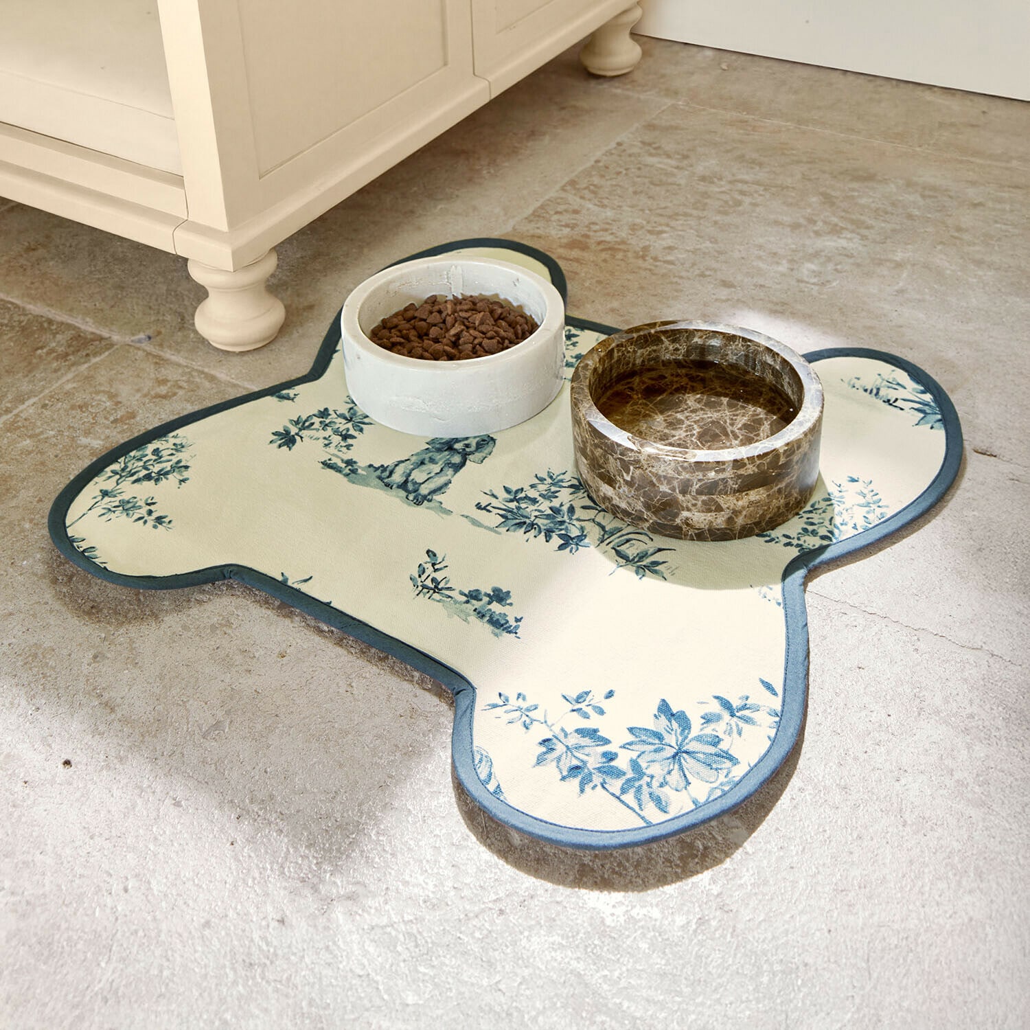 Set de table pour gamelle Ymélorine Tapis pour gamelles avec motif floral bleu sur fond crème, accompagné de bols en céramique pour animaux