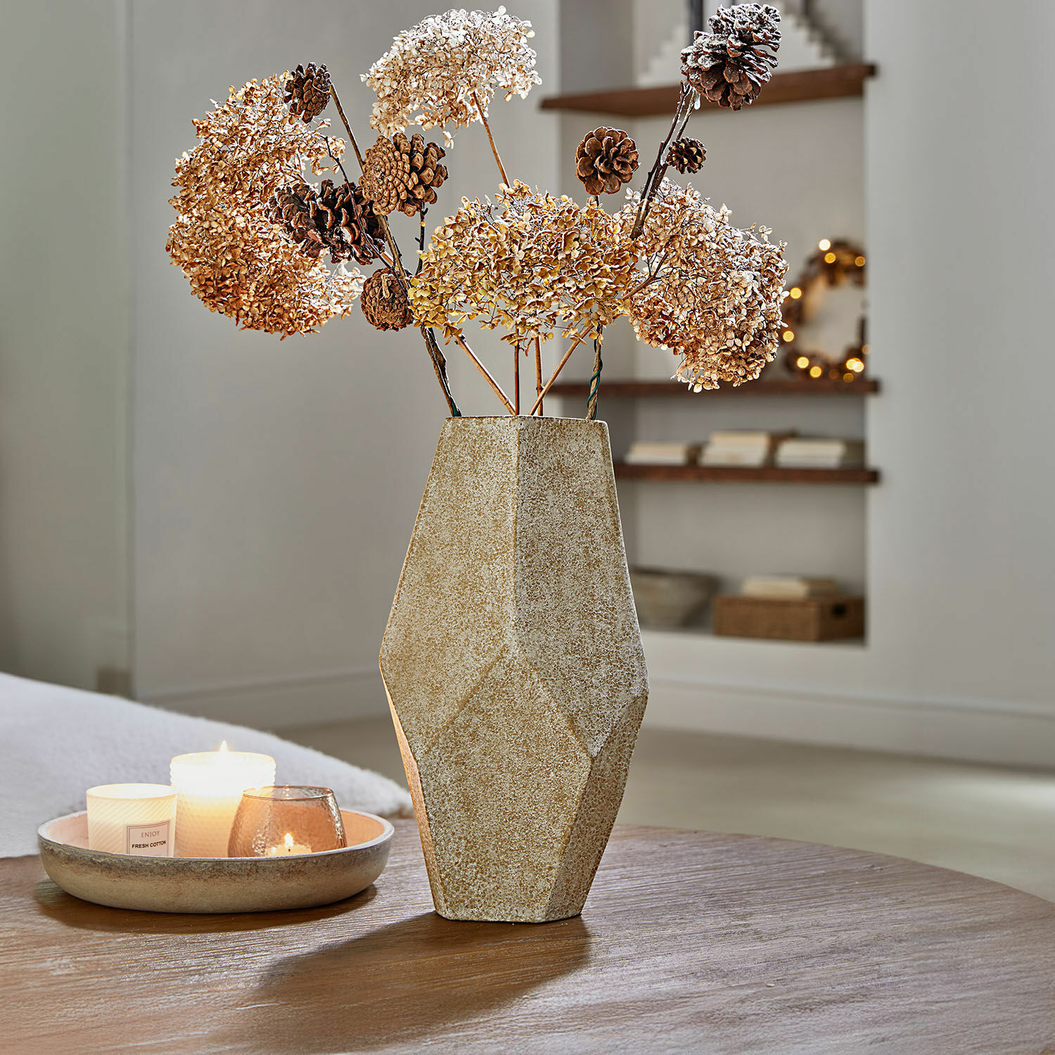 Decoratieve vaas Kasari Beige geometrische keramische vaas met gedroogde bloemen en dennenappels op houten tafel