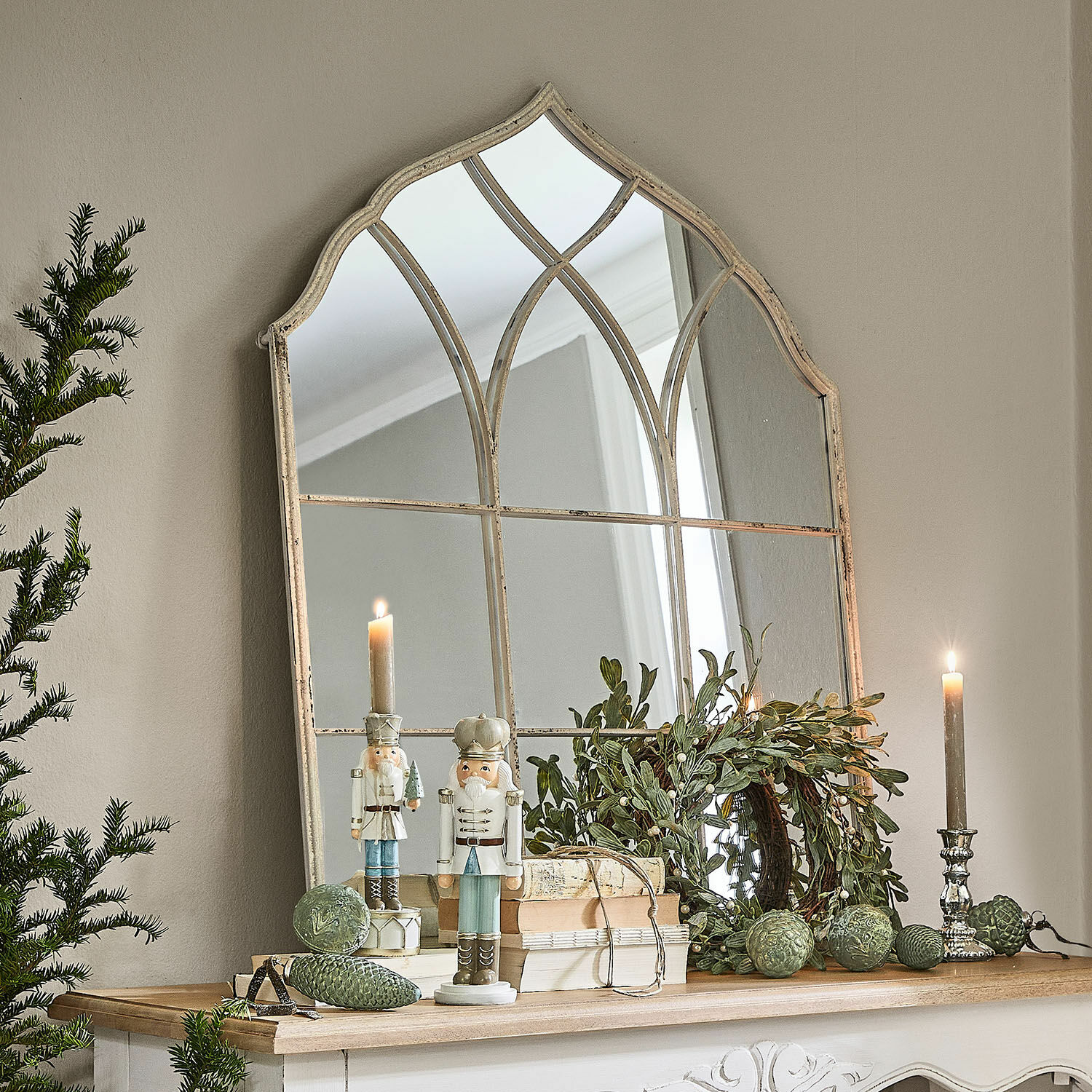 Spiegel Jean-Pierre Decoratieve spiegel met verouderde vintage lijst op dressoir met kerstdecoratie en kaarsen