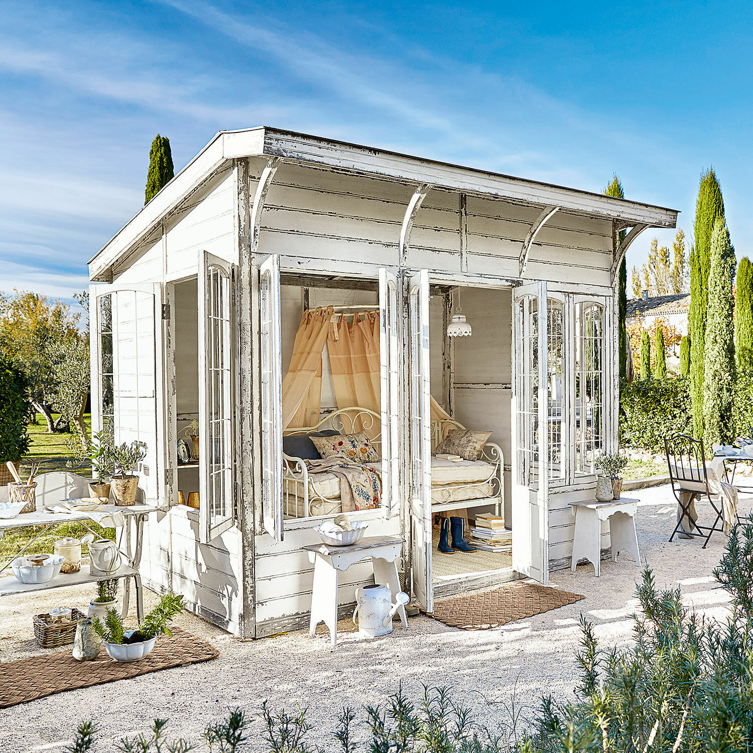 Maisonnette de jardin South Coventry Petite maison de jardin en bois blanc avec fenêtres ouvertes et lit décoratif, style rustique