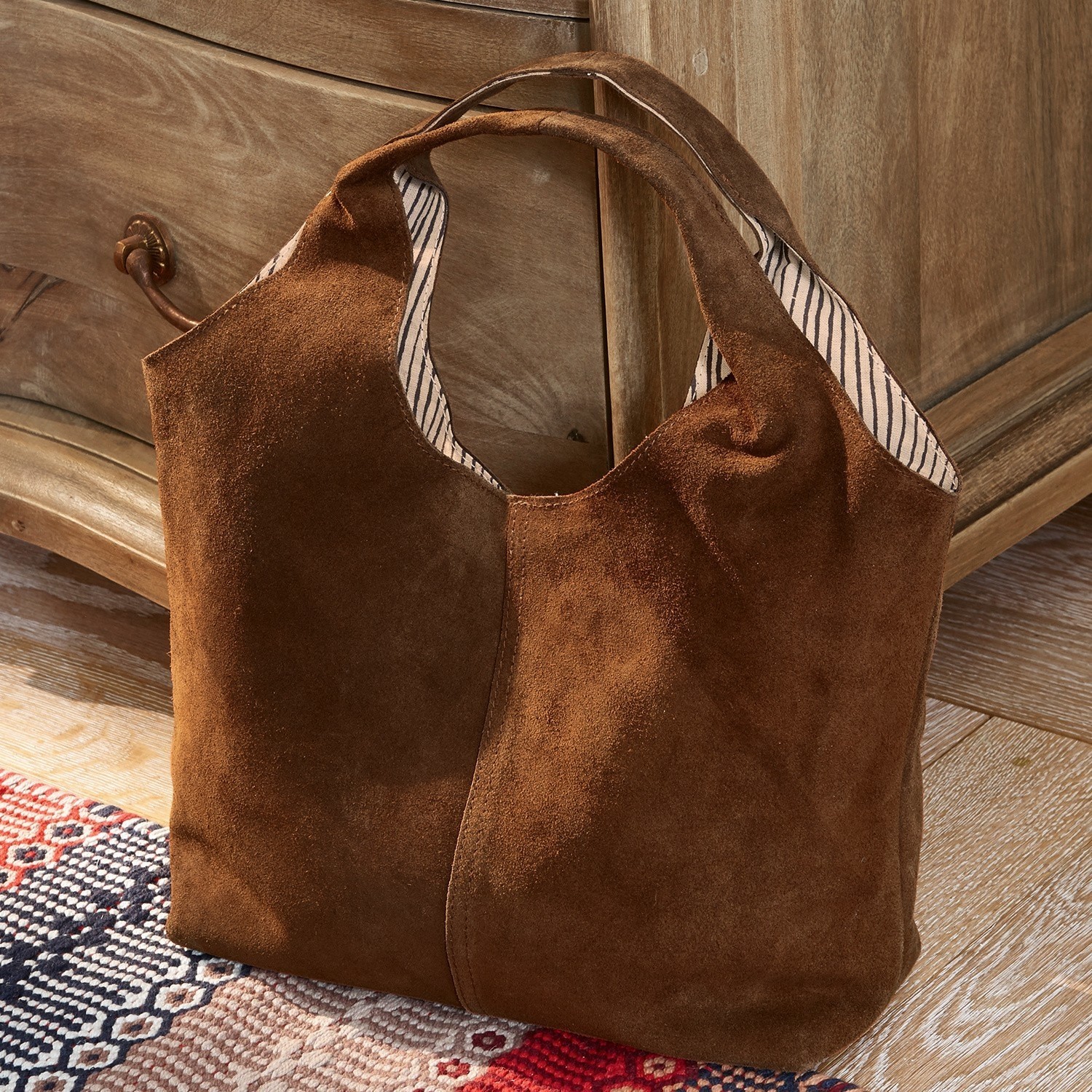 Tas Georgine Bruine suède tas met handvat en gestreepte voering, modieuze accessoire voor dagelijks gebruik