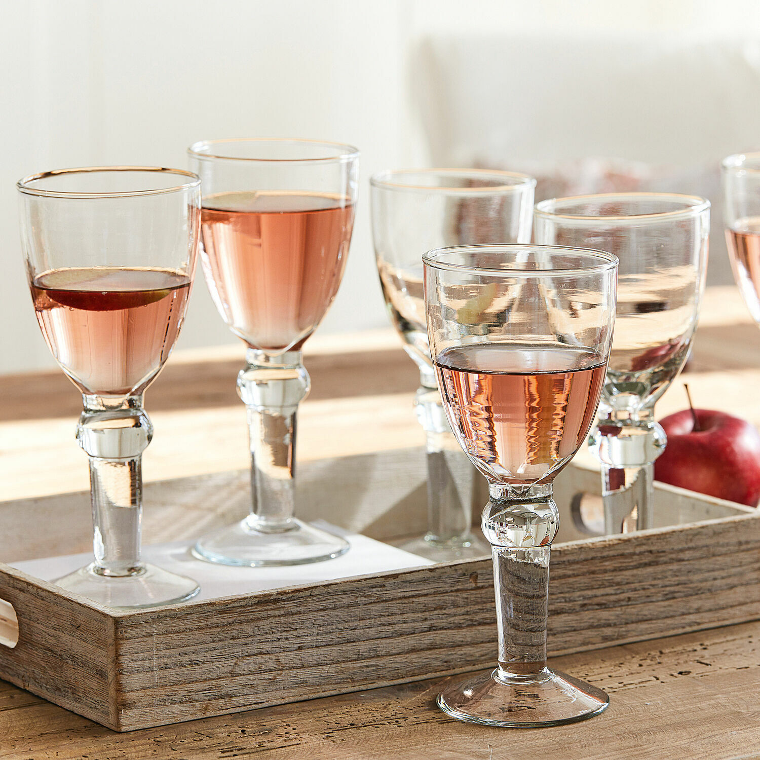 Lot de 6 verres à vin Devon Ensemble de verres transparents avec boisson rosée sur plateau en bois, verre à vin élégant