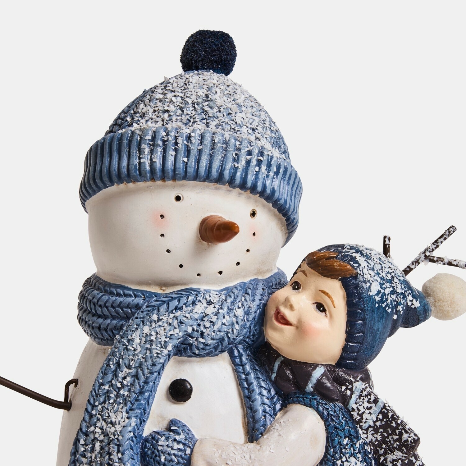 Decoratieve sneeuwpop met kind Tedvik
