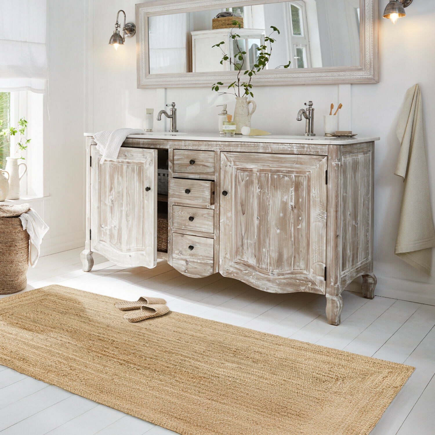 Badkamermeubel met dubbele wastafel Herrick Rustieke badkamerkast van witgewassen hout met dubbele wastafel en grote spiegel
