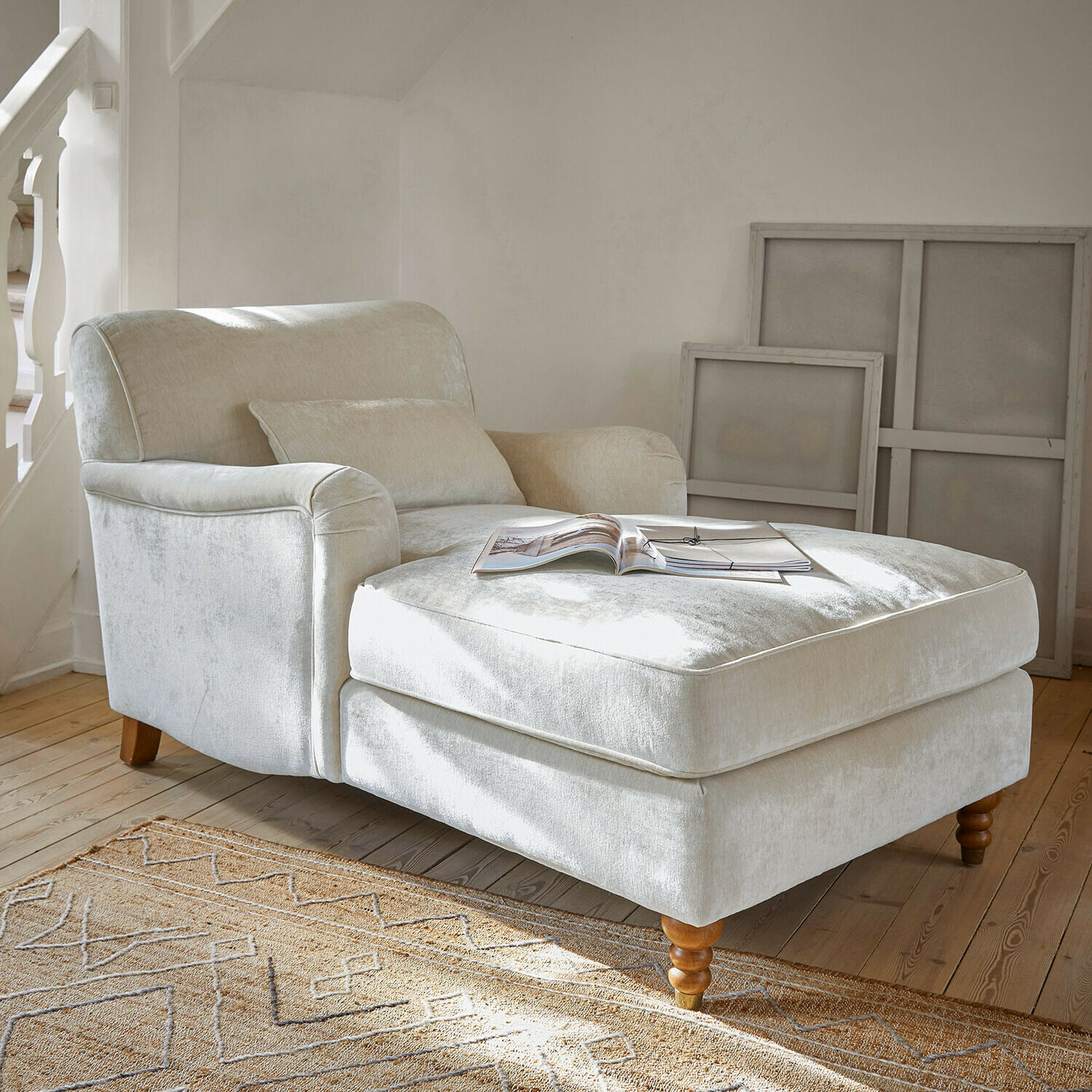 Chaise longue Isa Beige fauteuil van zachte stof met voetensteun en houten poten in lichte woonkamer