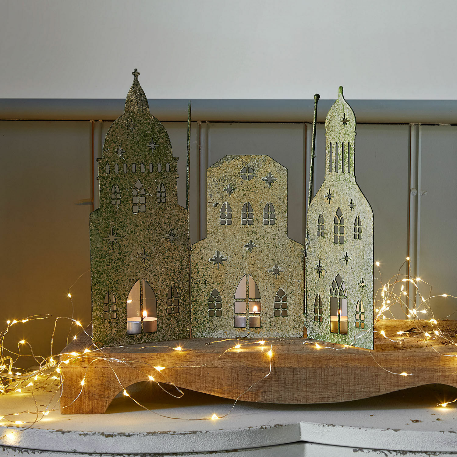Decoratieve shutter Roskilde Metalen decoratie met drie gebouwen en kaarsjes, groen-gouden kleur, LED kerstversiering voor sfeerverlichting